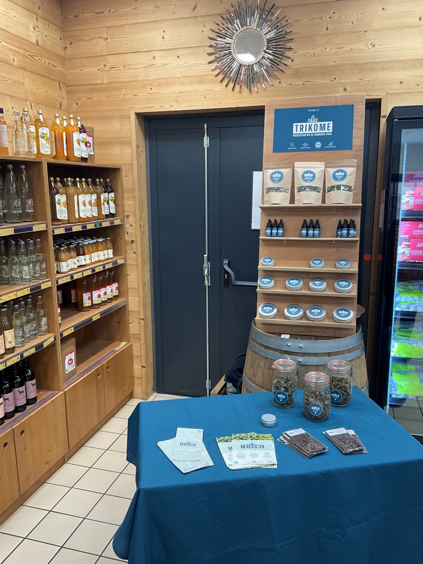 Pr&eacute;sentation des produits CBD Trikome soigneusement dispos&eacute;s dans un magasin partenaire en Savoie, mettant en avant une gamme locale et artisanale de haute qualit&eacute;.